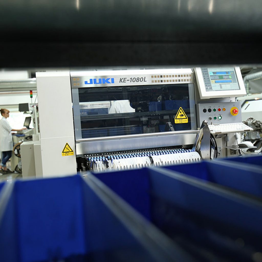 Blick auf die Bestückungslinie beim EMS Partner